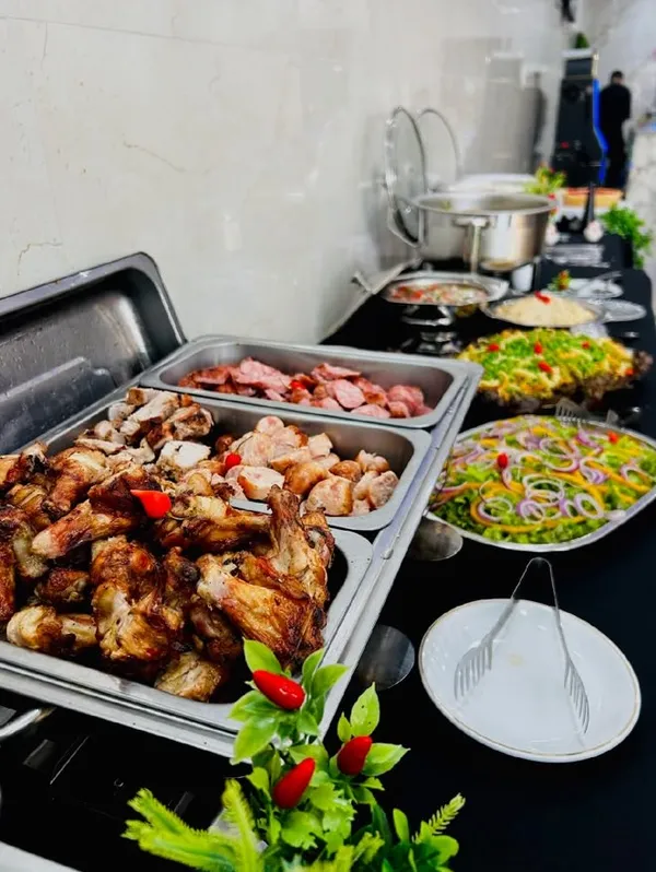 Mesa de buffet tradicional preparada pela Chef Karine Leis para evento no Espaço Big House