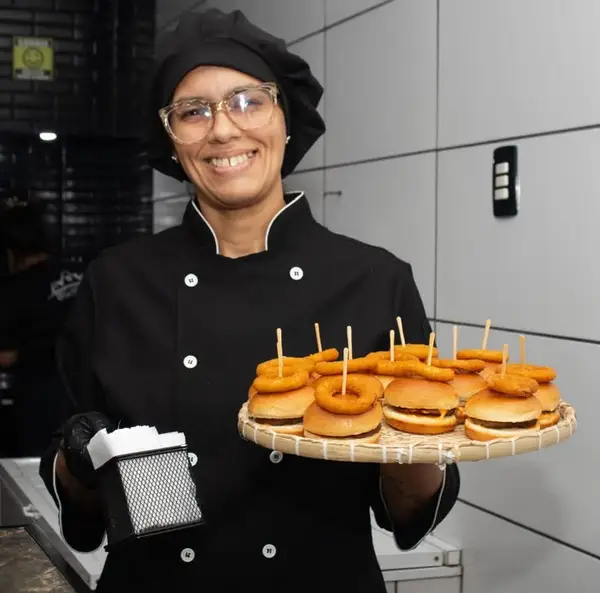 Estação gastronômica gourmet do Buffet Chef Carine Leis para festas na Penha