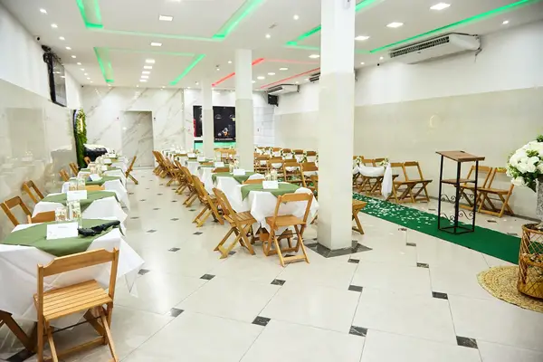 Doces finos e bem-casados artesanais para mesa de sobremesas em aniversário