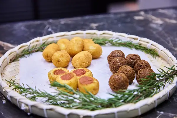 Mesa de doces personalizados com bolos, trufas e mini cakes para festa