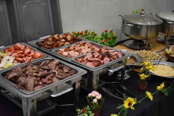 Buffet de churrasco com carnes grelhadas para confraternização corporativa