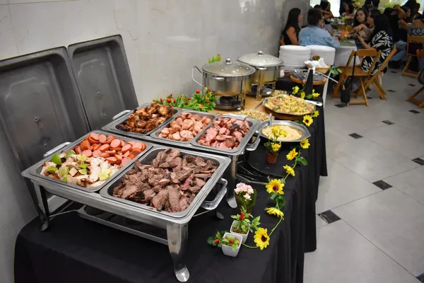 Prato de salgados finos e assados servidos pelo Buffet Chef Karine Leis