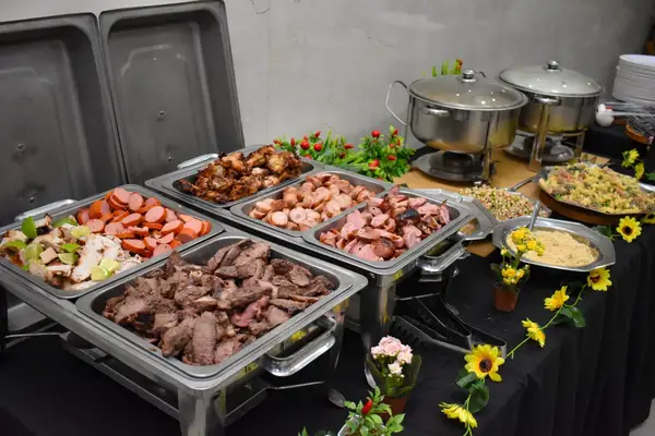 Buffet de feijoada completa para evento social ou corporativo no Espaço Big House