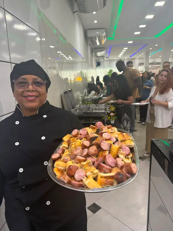 Arranjo de doces finos com verrines, copinhos de chocolate e bem-vividos