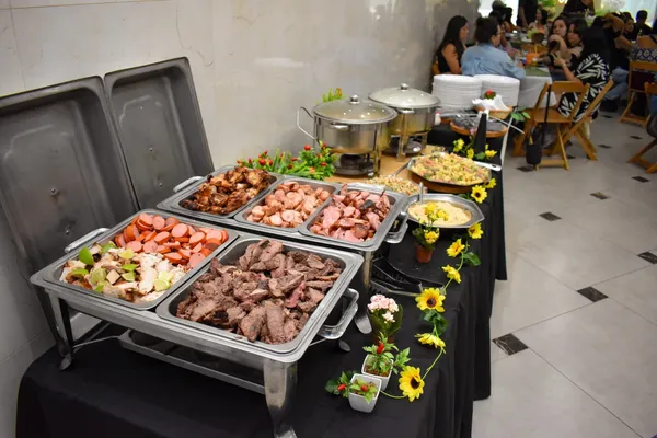 Mesa de salgados assados e fritos para evento de aniversário adulto
