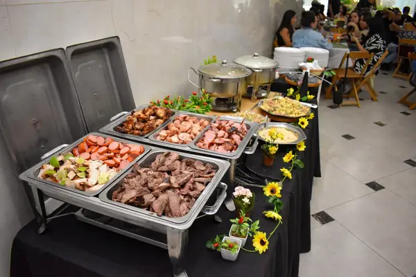 Mesa de salgados assados e fritos para evento de aniversário adulto