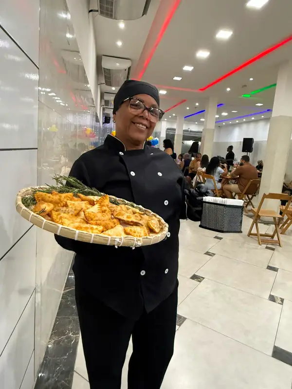 Buffet de 15 anos com mesa de doces personalizados e decoração temática