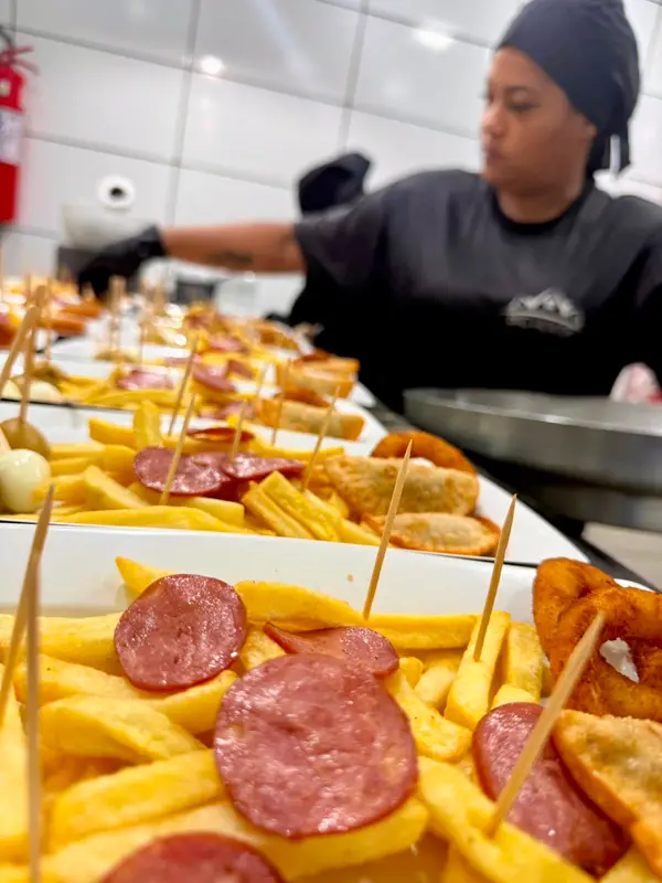 Estação de churrascão com churrasqueiros profissionais do Buffet Chef Carine Leis