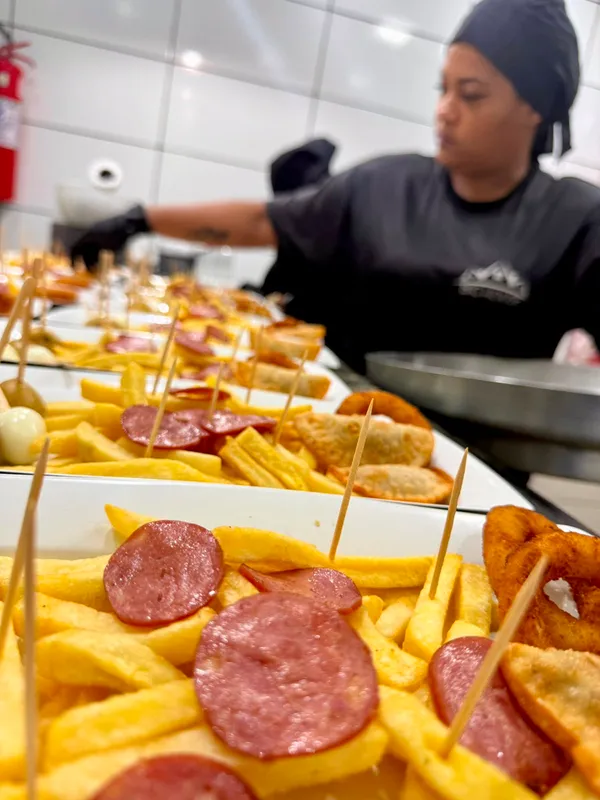 Estação de churrascão com churrasqueiros profissionais do Buffet Chef Karine Leis