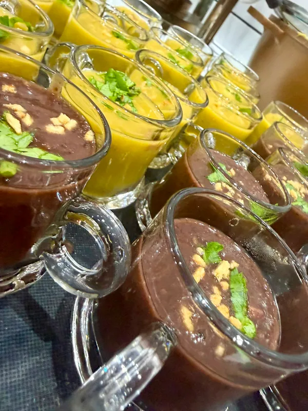 Buffet infantil com opções temáticas e estações divertidas para crianças