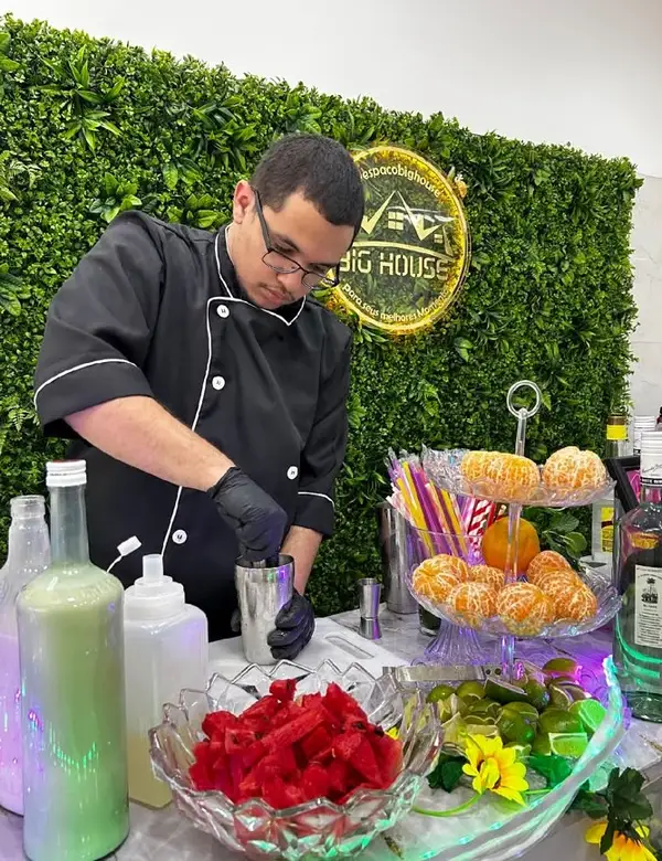 Preparação culinária da Chef Carine Leis para evento especial no Espaço Big House