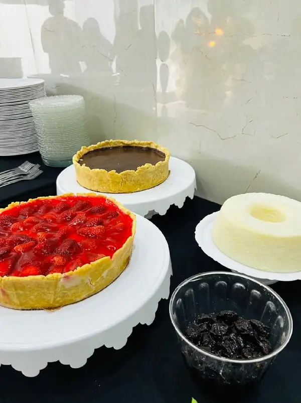 Mesa de bem-casados e mini pães de mel artesanais para festa de casamento na Penha