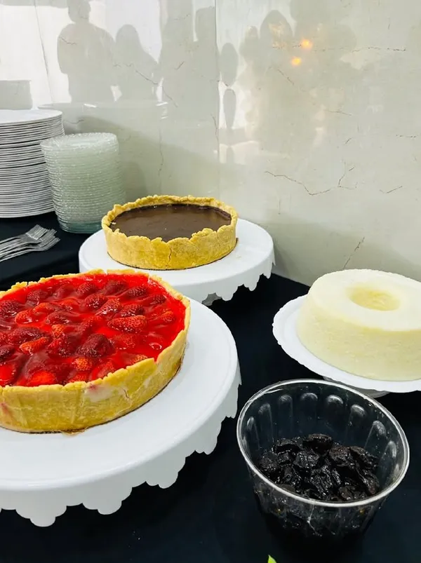 Mesa de bem-casados e mini pães de mel artesanais para festa de casamento na Penha