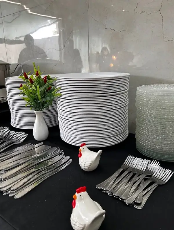 Mesa completa de doces e salgados finos para aniversário adulto na Penha RJ