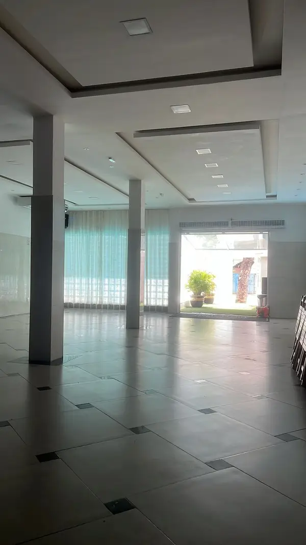 Salão de festas do Espaço Big House decorado para aniversário com mesas e cadeiras estofadas