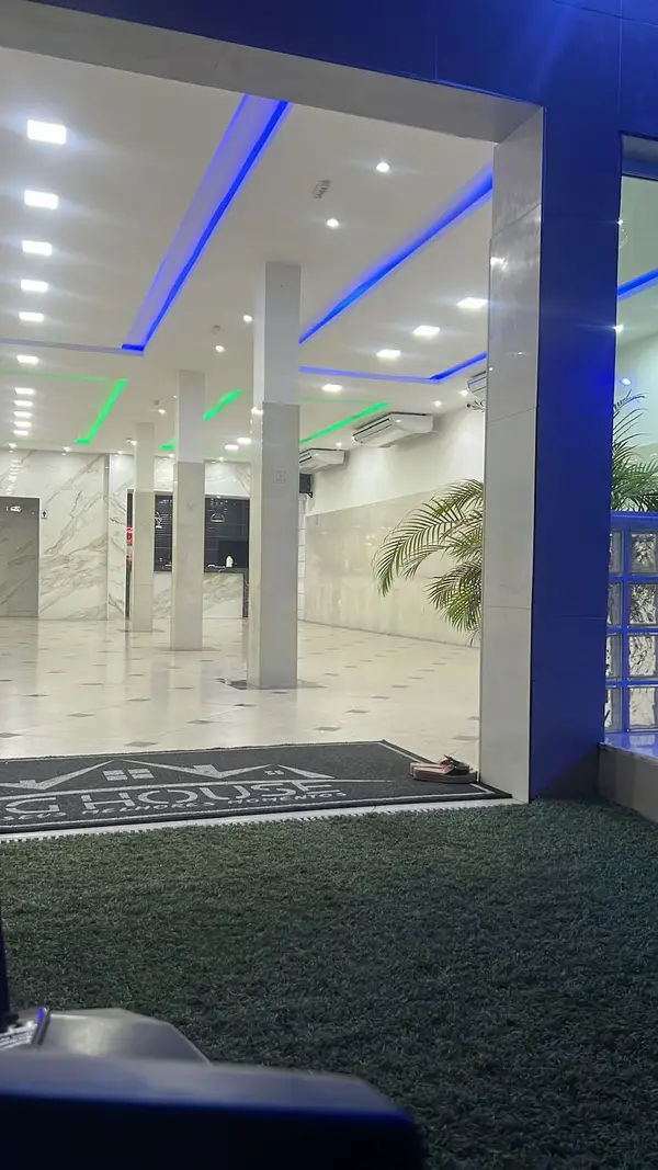 Área de mesas e cadeiras estofadas do Espaço Big House para eventos e comemorações
