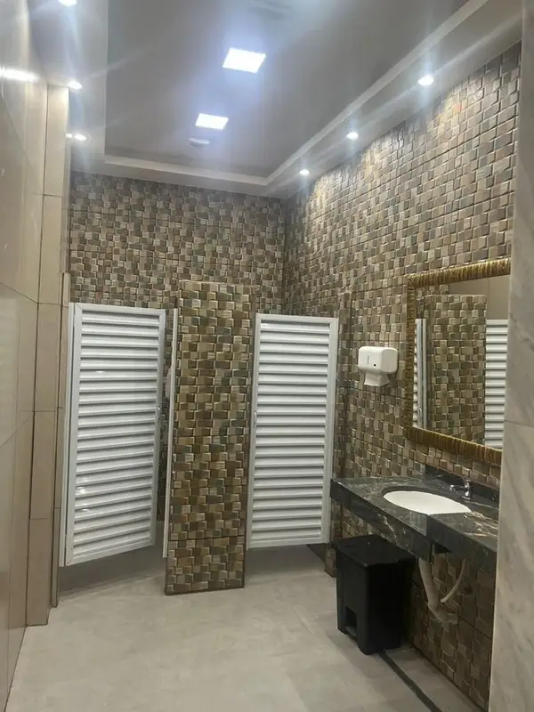 Banheiros do Espaço Big House com trocador infantil e materiais de higiene inclusos