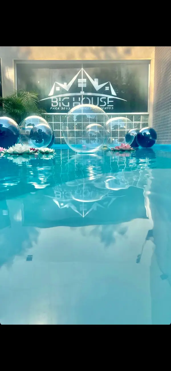 Salão principal do Espaço Big House decorado com iluminação premium para eventos