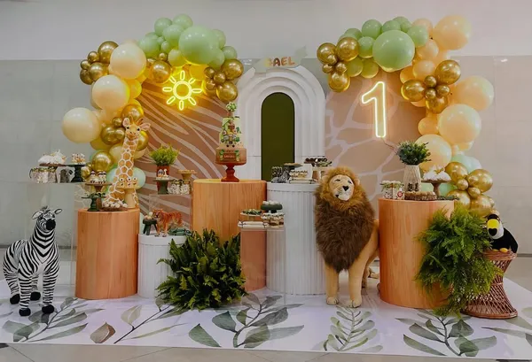 Festa infantil com tema Safari no Espaço Big House, decoração colorida e área de piscina